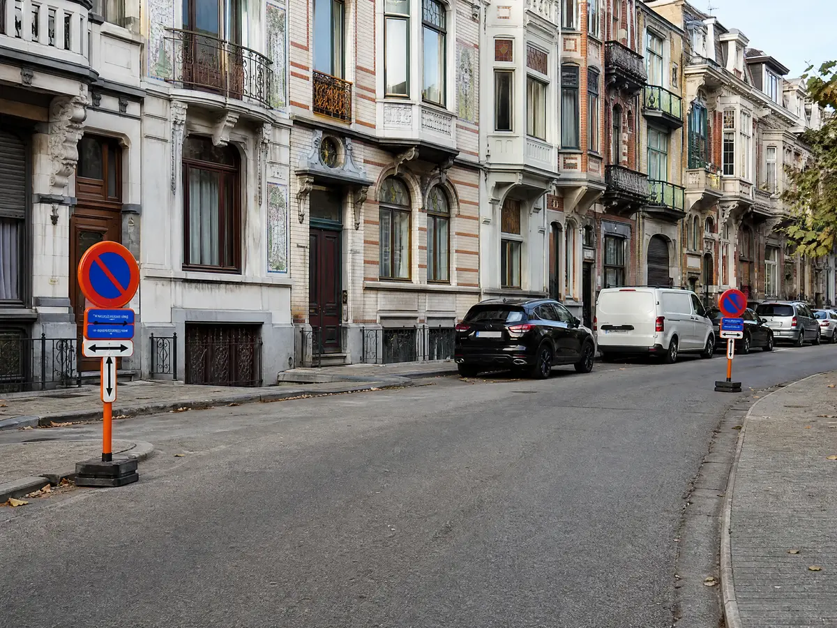 Tijdelijk parkeerverbod met twee borden in een Antwerpse straat met art-nouveaugevels