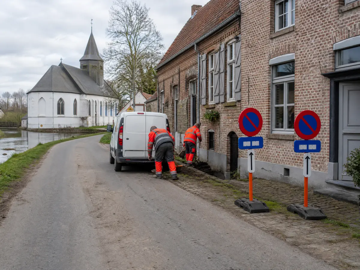 Parkeerverbodsborden in een smalle weg langs de Leie in Afsnee
