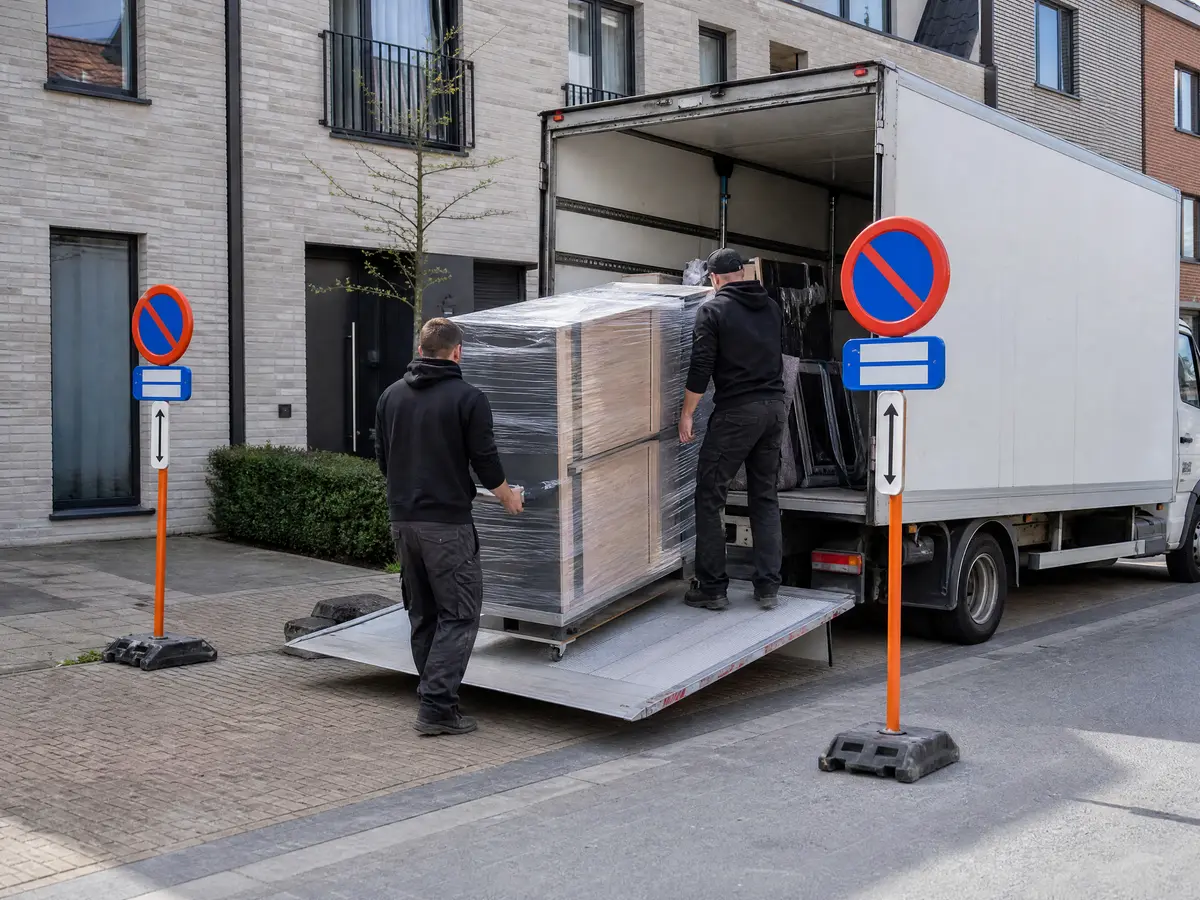 Leveringswagen met laadklep in een vrije zone