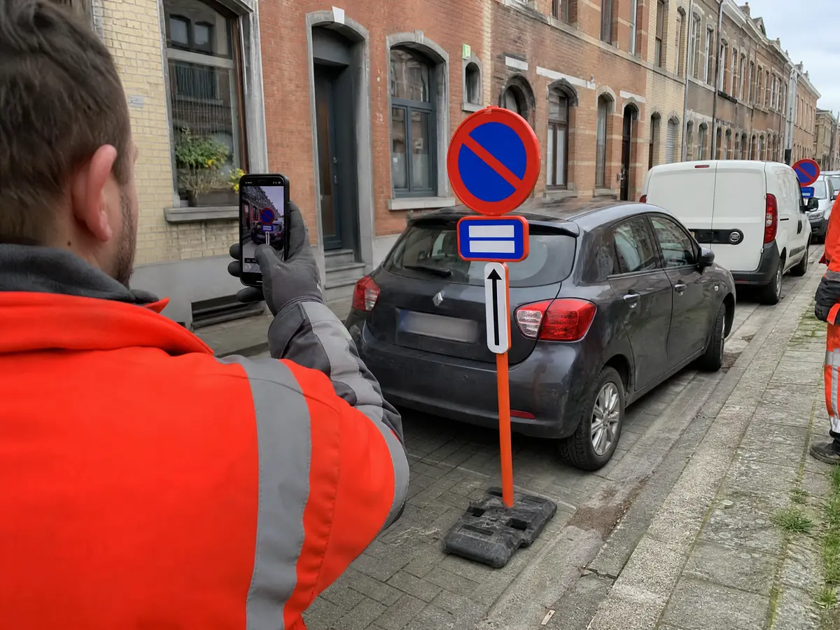 Foto van bord en geparkeerde auto bij het plaatsen